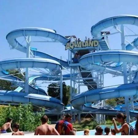 Vue Port Avec Parking Prive אגדה